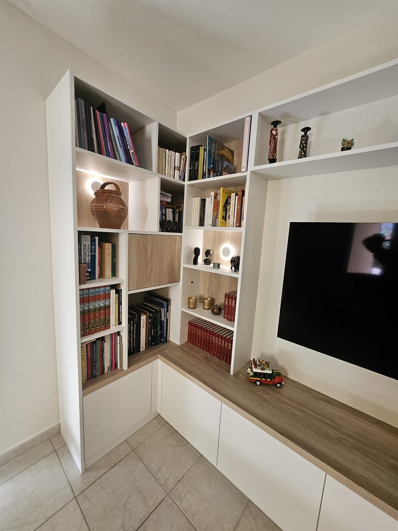 Meuble TV et bibliothèque intégrée de style moderne bois et blanc 2
