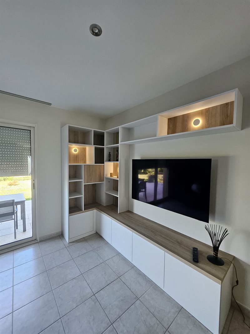 Meuble TV et bibliothèque intégrée de style moderne bois et blanc 3