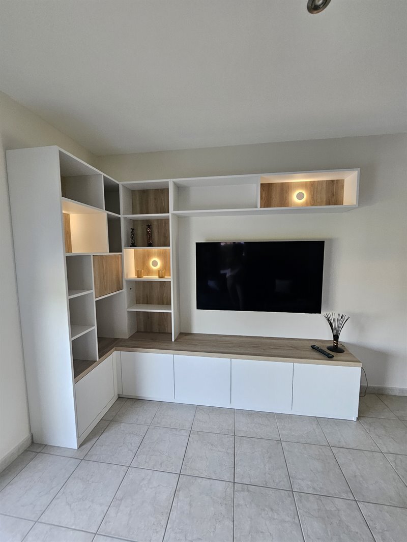 Meuble TV et bibliothèque intégrée de style moderne bois et blanc 4