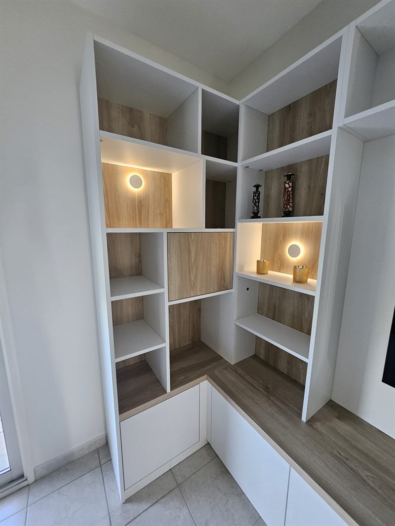 Meuble TV et bibliothèque intégrée de style moderne bois et blanc 5