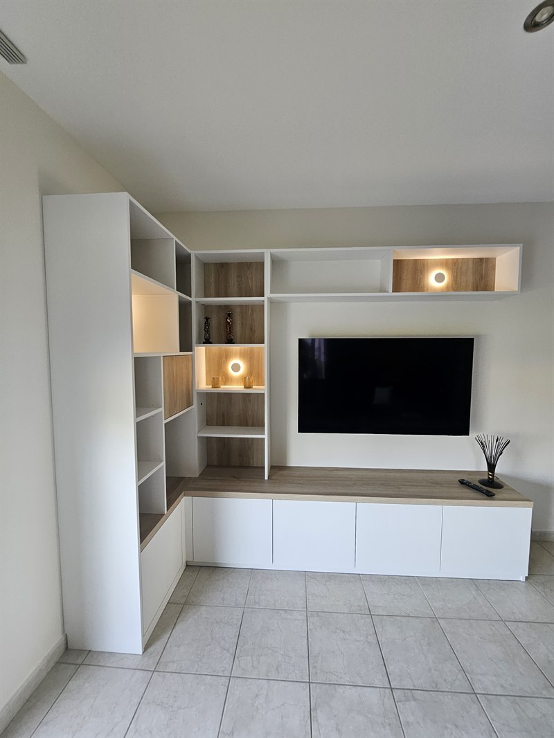 Meuble TV et bibliothèque intégrée de style moderne bois et blanc 6