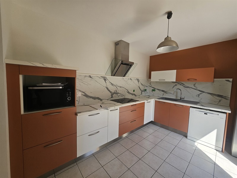 Cuisine moderne blanche et orange | Raison Home - 1