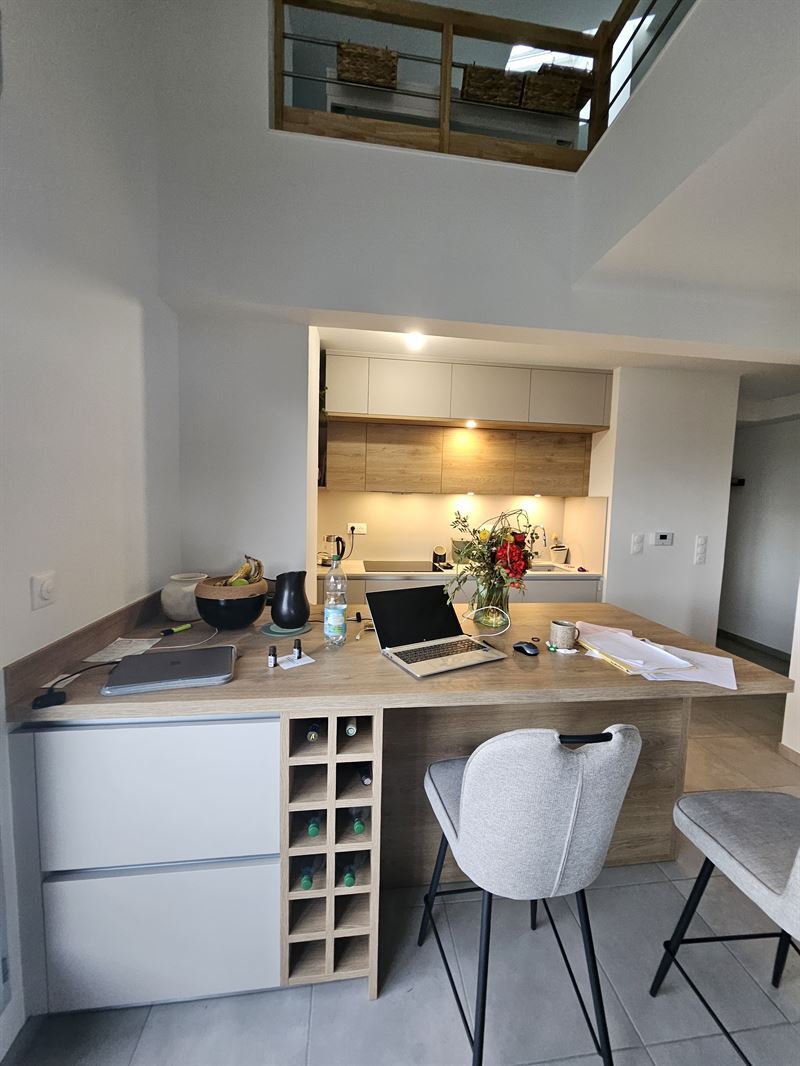 Cuisine ouverte de style moderne bois et beige | Raison Home - 2