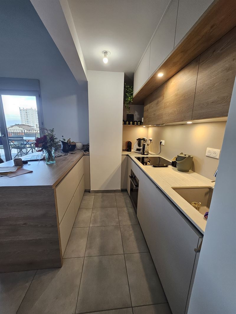 Cuisine ouverte de style moderne bois et beige | Raison Home - 3