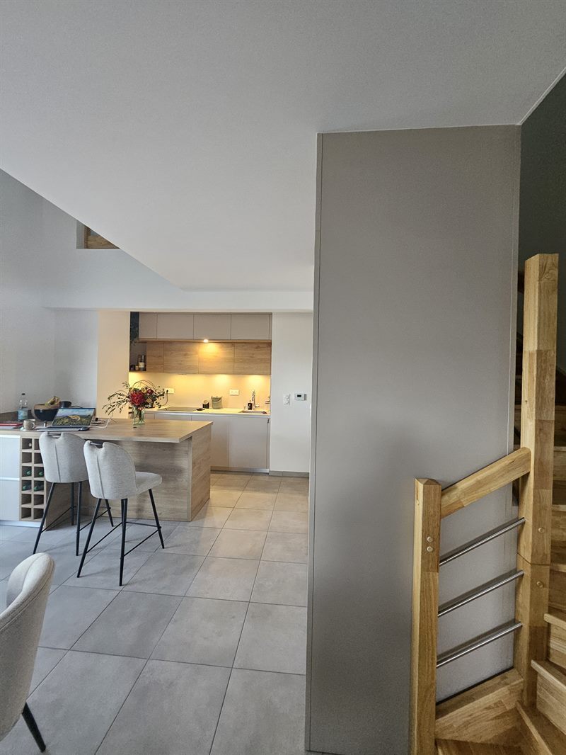 Cuisine ouverte de style moderne bois et beige | Raison Home - 5