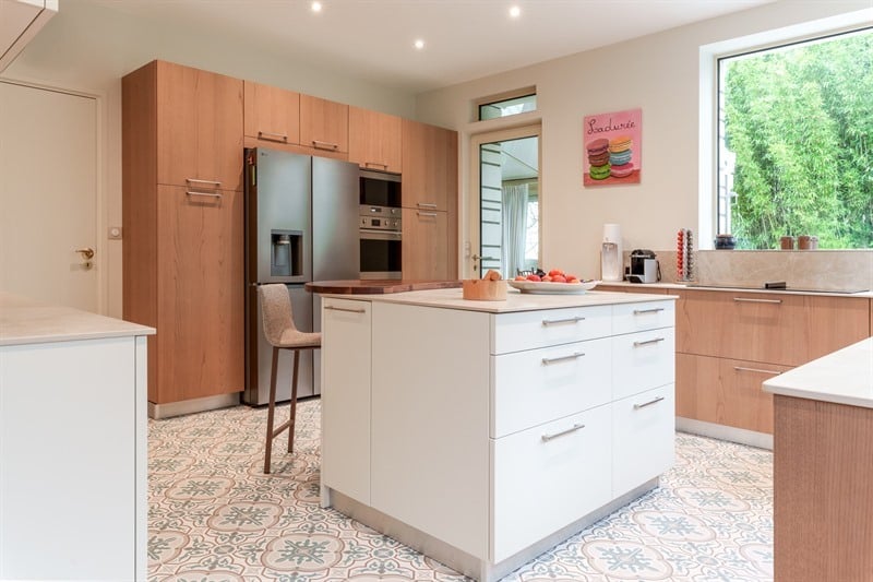 Cuisine fermée de style contemporain bois et blanc | Raison Home - 2