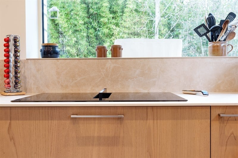 Cuisine fermée de style contemporain bois et blanc | Raison Home - 3