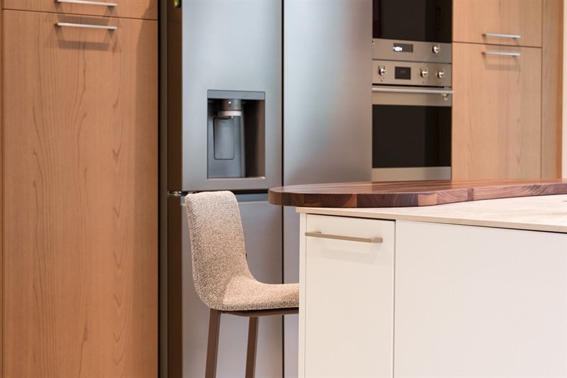 Cuisine fermée de style contemporain bois et blanc | Raison Home - 5