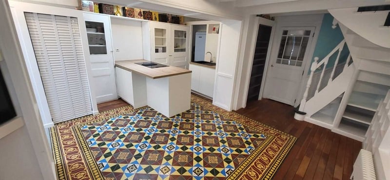 Cuisine ouverte de style moderne bois et blanc à Reze 3