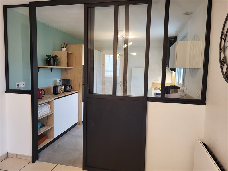 Cuisine fermée de style moderne bois et blanc à Treillieres 5