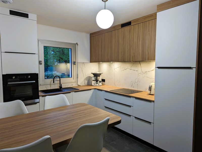 Cuisine fermée de style contemporain bois et blanc à Basse Goulaine 1