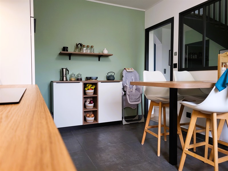 Cuisine fermée de style contemporain bois et blanc à Basse Goulaine 2