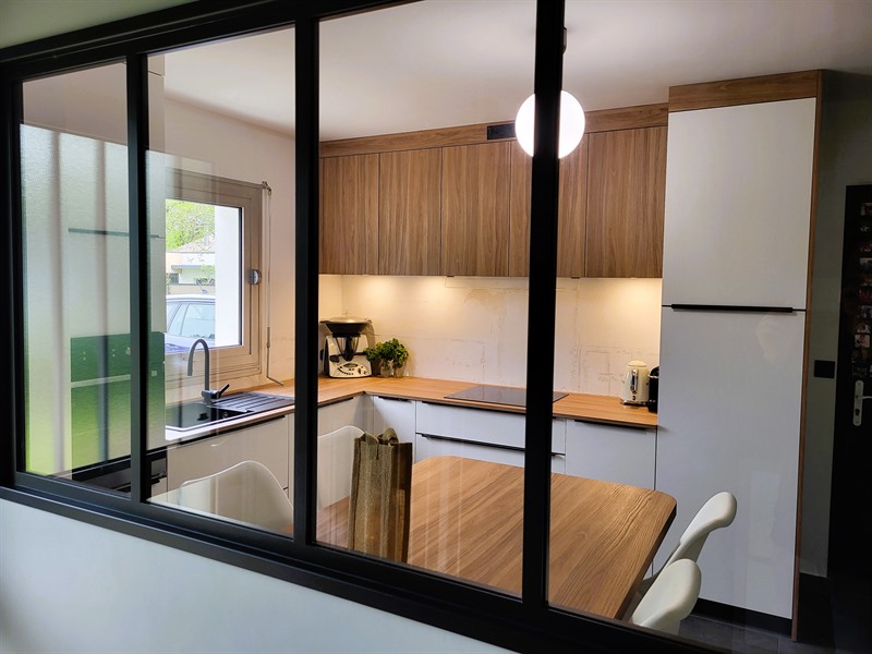 Cuisine fermée de style contemporain bois et blanc à Basse Goulaine 3