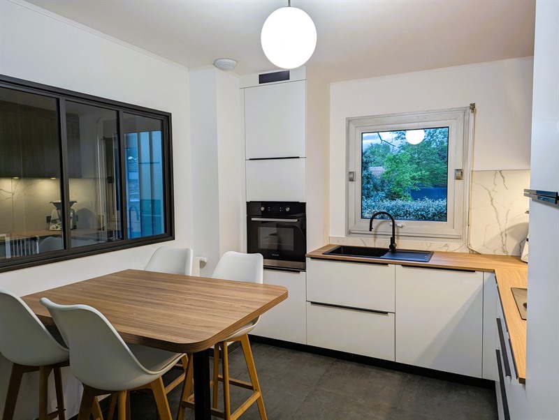 Cuisine fermée de style contemporain bois et blanc à Basse Goulaine 4