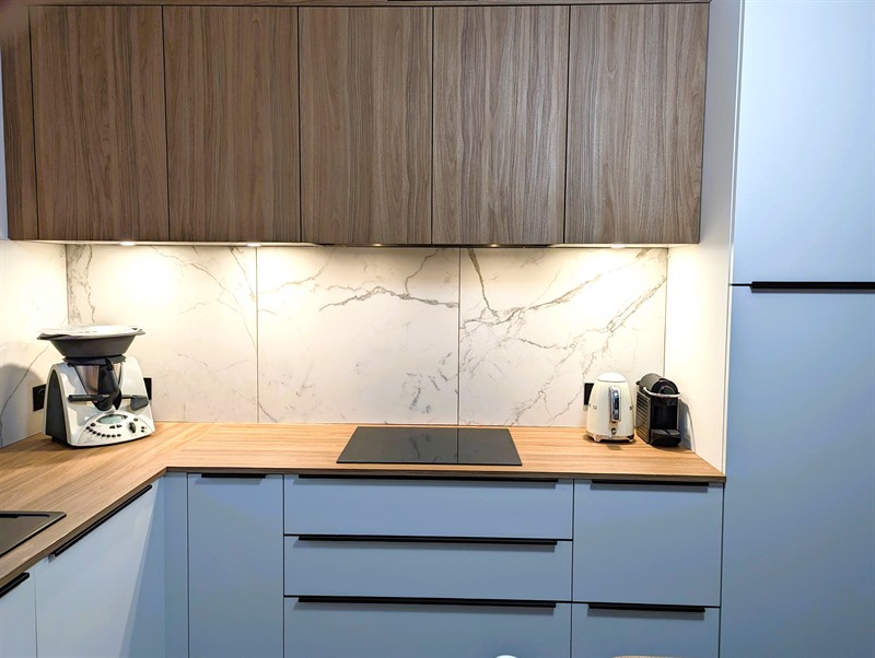 Cuisine fermée de style contemporain bois et blanc à Basse Goulaine 5