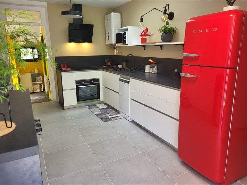Cuisine fermée de style moderne blanc et gris à Chaumes-en-Retz 1