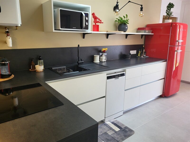 Cuisine fermée de style moderne blanc et gris à Chaumes-en-Retz 2