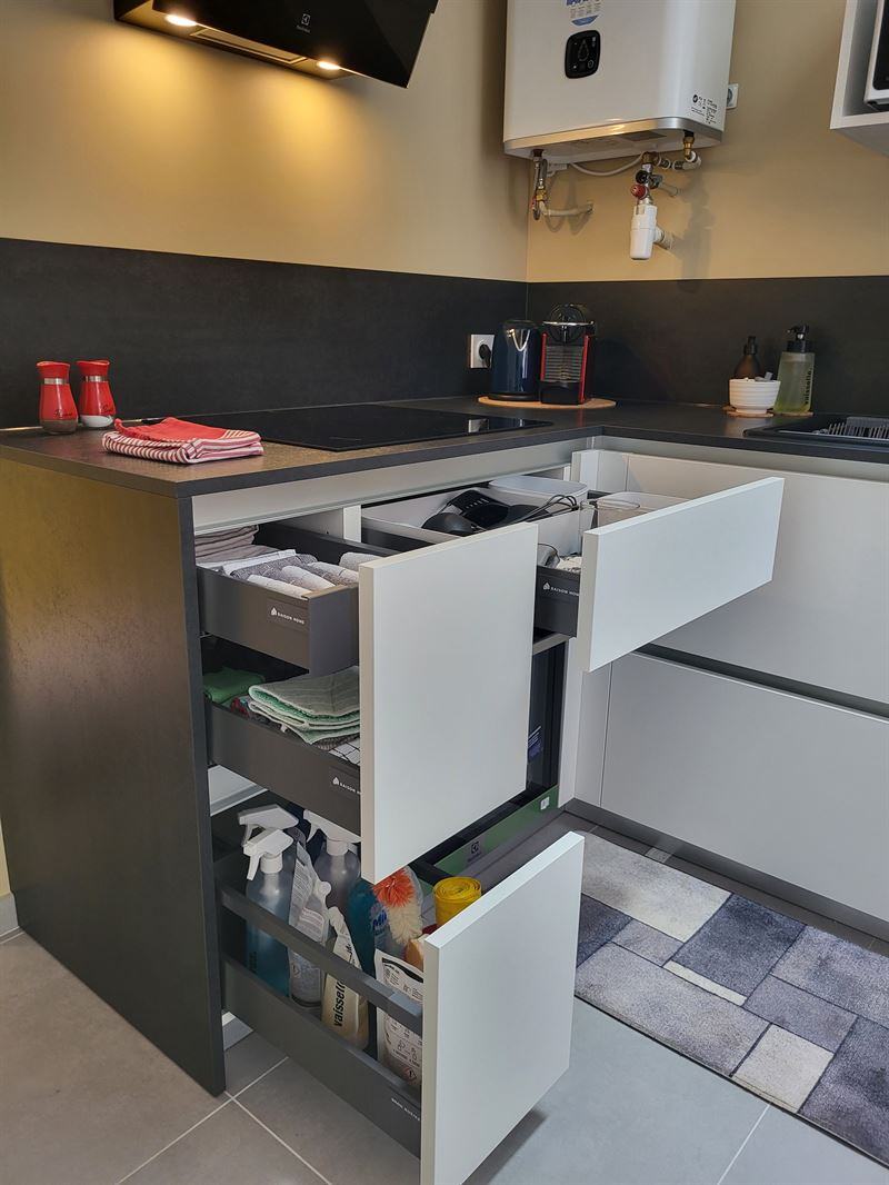 Cuisine fermée de style moderne blanc et gris à Chaumes-en-Retz 3