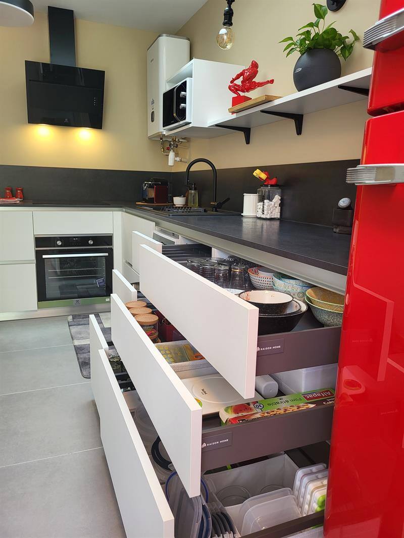 Cuisine fermée de style moderne blanc et gris à Chaumes-en-Retz 4