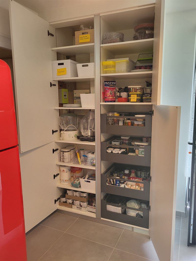 Cuisine fermée de style moderne blanc et gris à Chaumes-en-Retz 5