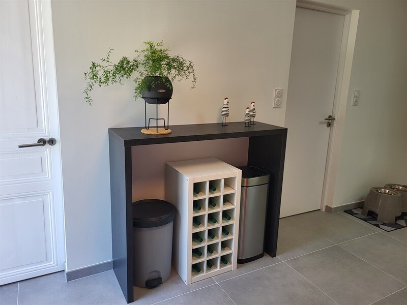 Cuisine fermée de style moderne blanc et gris à Chaumes-en-Retz 6