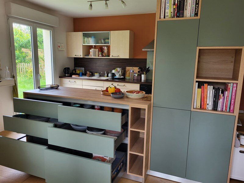 Cuisine ouverte de style contemporain bois et vert à Vertou 4