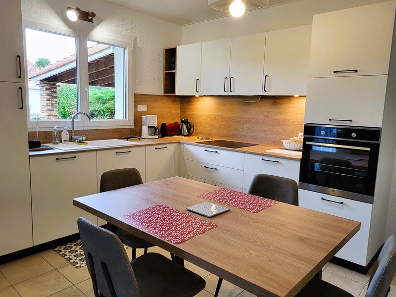 Cuisine ouverte de style contemporain bois et blanc à Haute Goulaine 1
