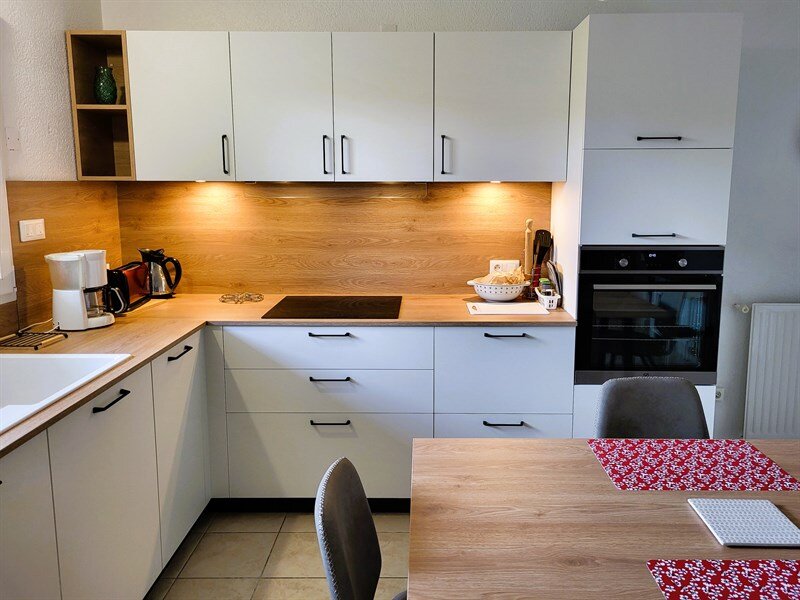 Cuisine ouverte de style contemporain bois et blanc à Haute Goulaine 2