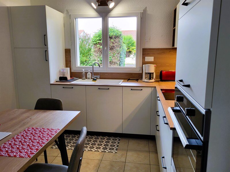 Cuisine ouverte de style contemporain bois et blanc à Haute Goulaine 3