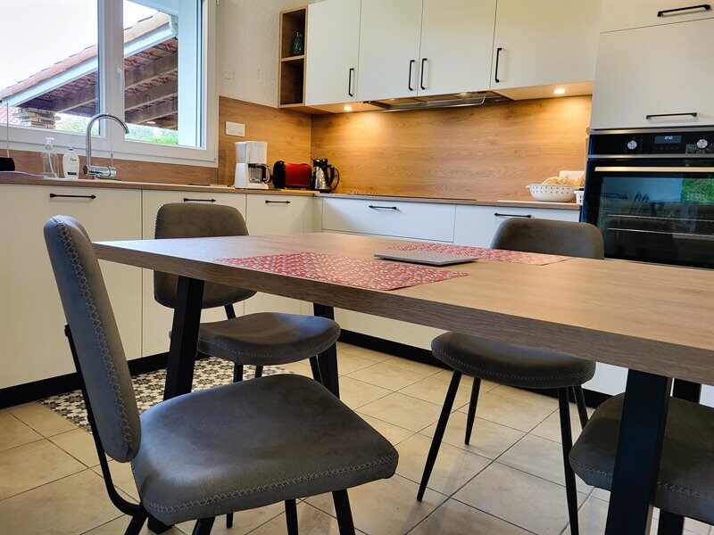 Cuisine ouverte de style contemporain bois et blanc à Haute Goulaine 4