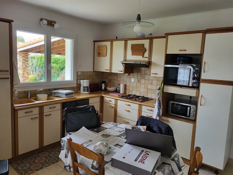 Cuisine ouverte de style contemporain bois et blanc à Haute Goulaine 5