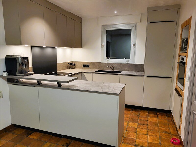 Cuisine fermée de style moderne beige à Montbert 1