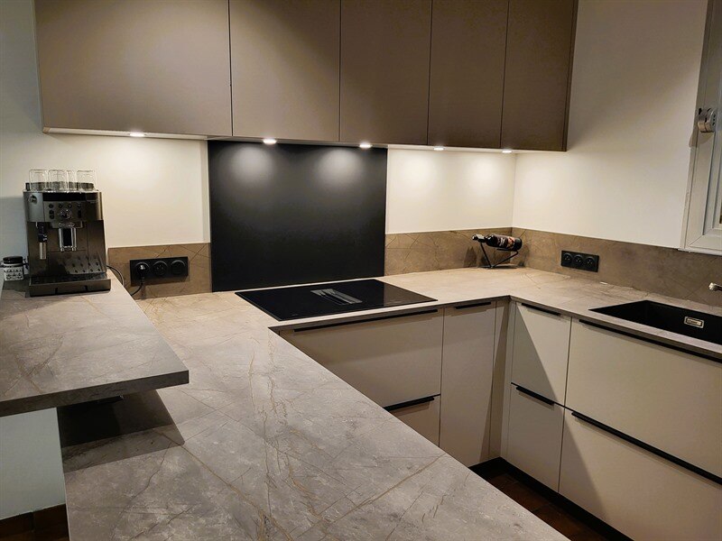 Cuisine fermée de style moderne beige à Montbert 2