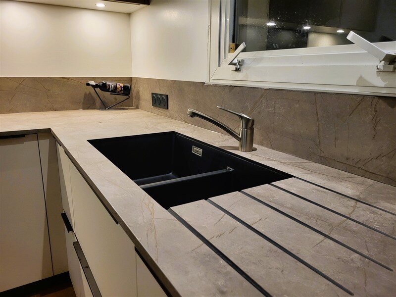 Cuisine fermée de style moderne beige à Montbert 3