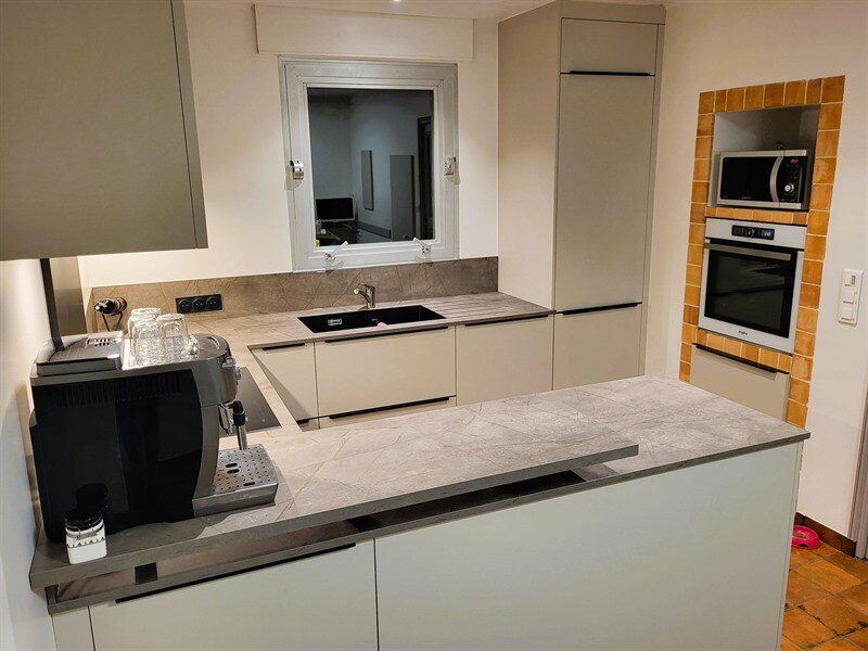 Cuisine fermée de style moderne beige à Montbert 4