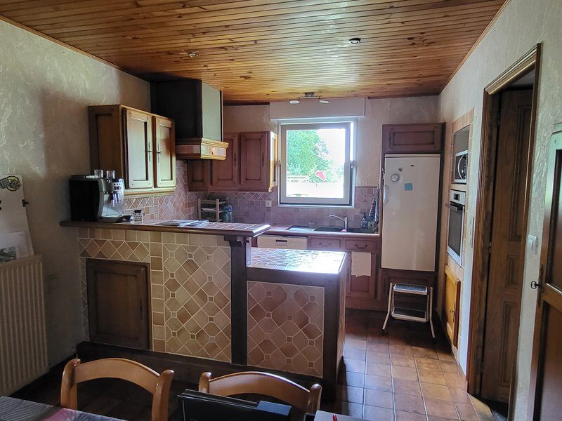 Cuisine fermée de style moderne beige à Montbert 7