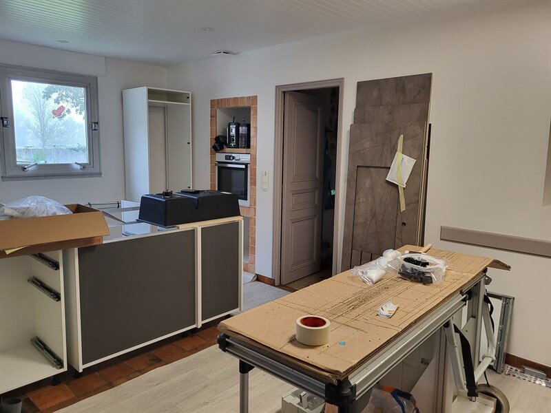 Cuisine fermée de style moderne beige à Montbert 8