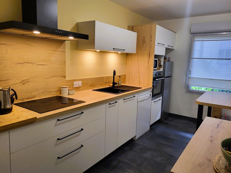 Cuisine fermée de style contemporain bois et blanc à Nantes 1