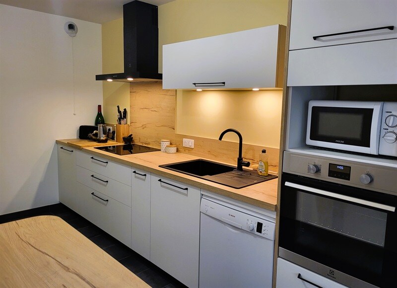 Cuisine fermée de style contemporain bois et blanc à Nantes 2