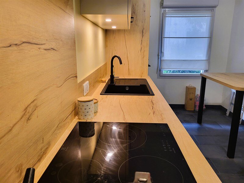 Cuisine fermée de style contemporain bois et blanc à Nantes 3