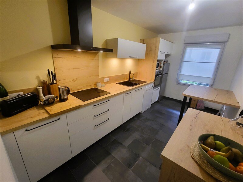 Cuisine fermée de style contemporain bois et blanc à Nantes 4