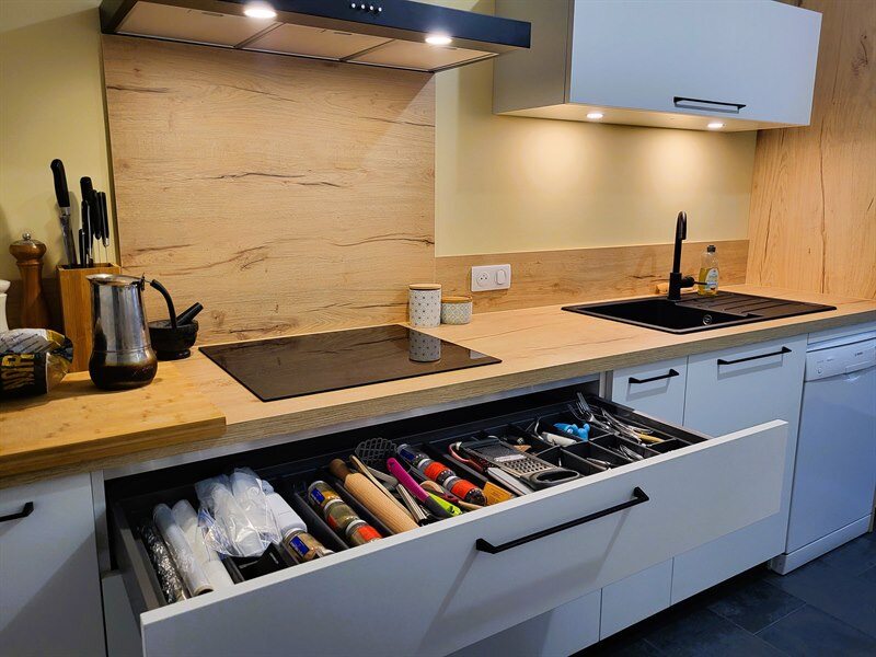 Cuisine fermée de style contemporain bois et blanc à Nantes 5