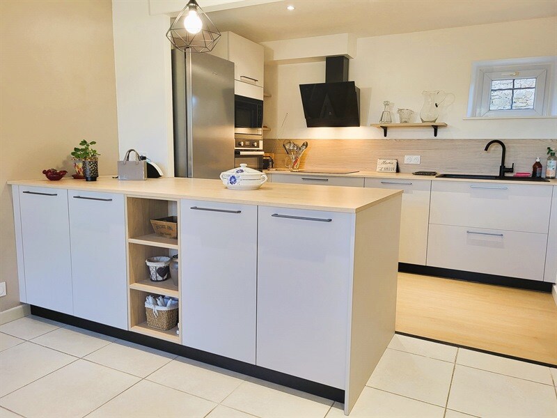 Cuisine ouverte de style moderne bois et beige à Château-Thébaud 1