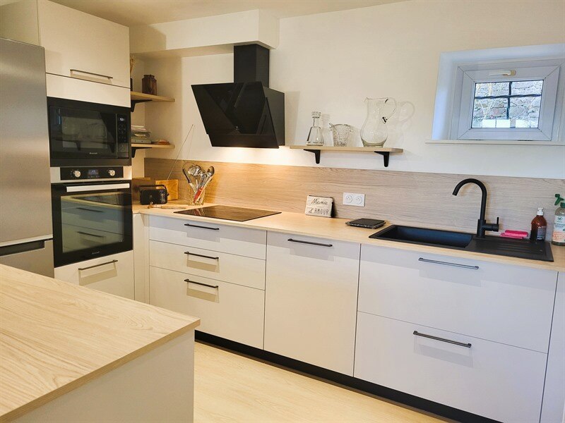 Cuisine ouverte de style moderne bois et beige à Château-Thébaud 2