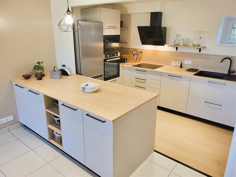 Cuisine ouverte de style moderne bois et beige à Château-Thébaud 4