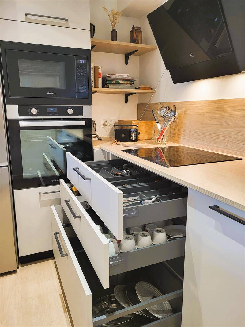 Cuisine ouverte de style moderne bois et beige à Château-Thébaud 5
