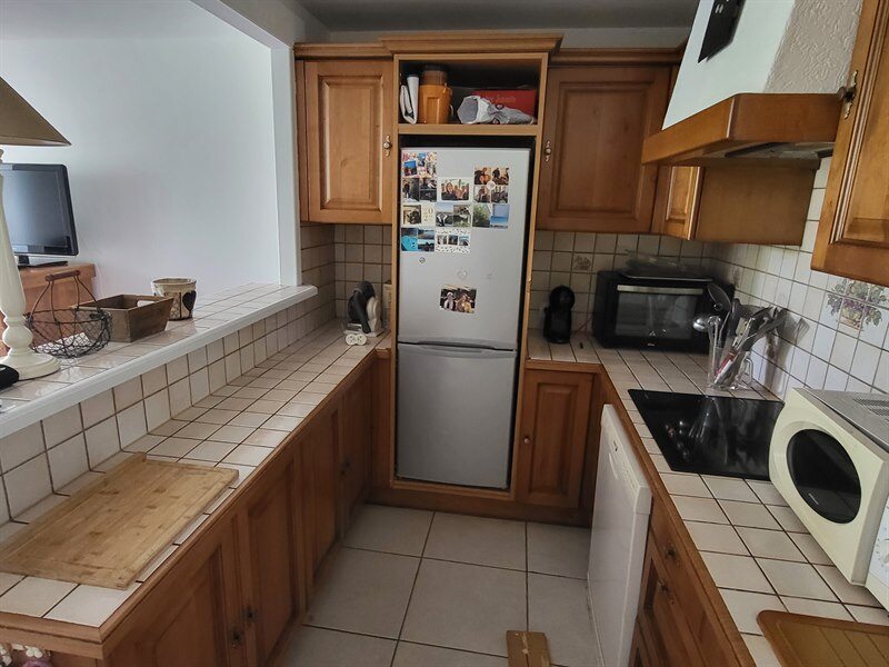 Cuisine ouverte de style moderne bois et beige à Château-Thébaud 7