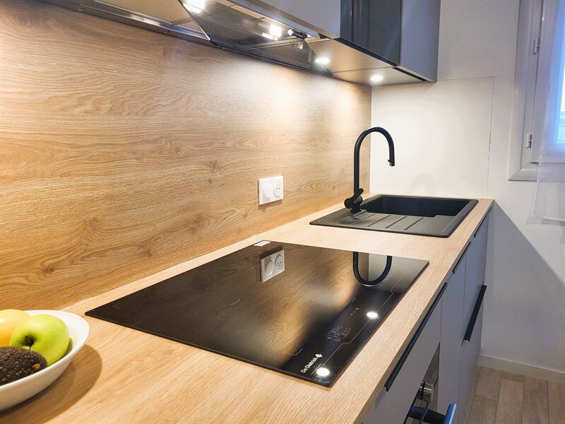 Cuisine ouverte de style moderne bois et beige à Orvault 2