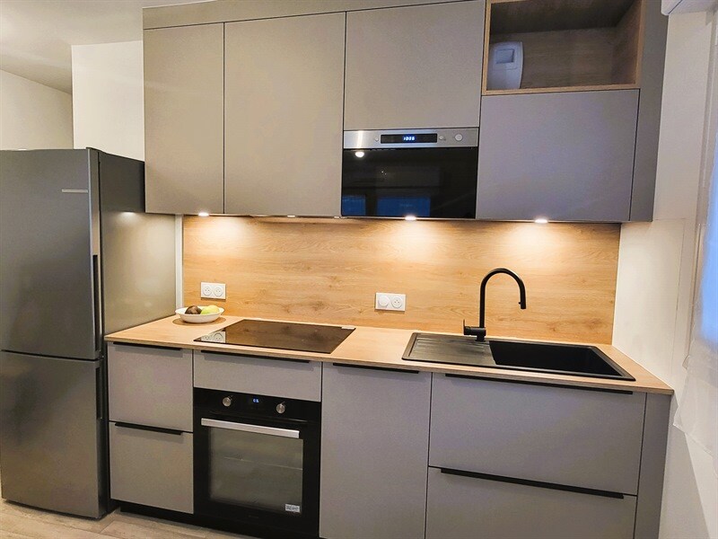 Cuisine ouverte de style moderne bois et beige à Orvault 3