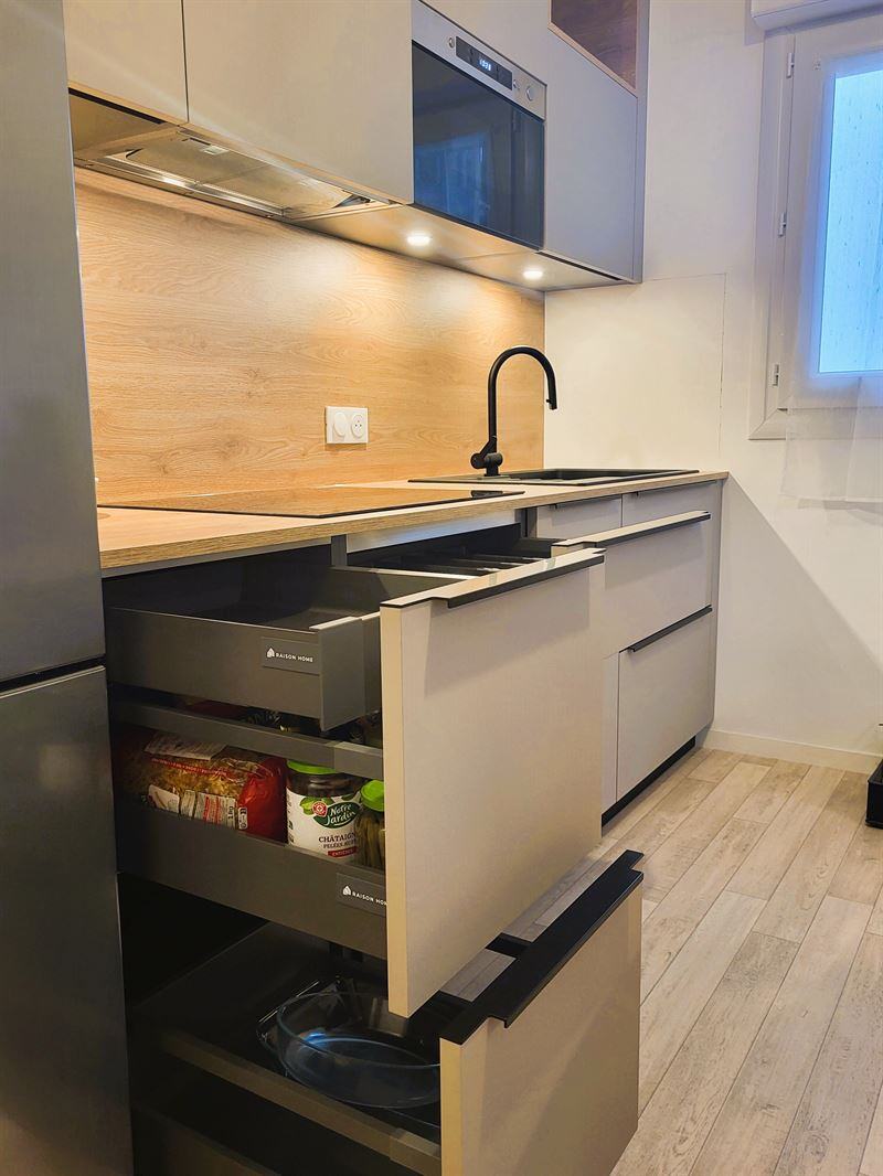 Cuisine ouverte de style moderne bois et beige à Orvault 5
